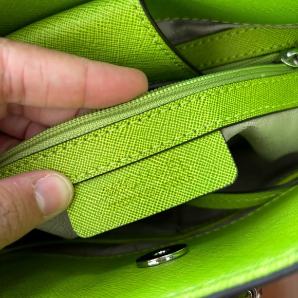 michael kors green leather bag w/ lock & key - Picture 7 of 10